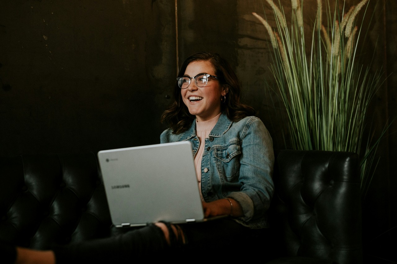 Unternehmerin arbeitet entspannt mit dem Laptop — mit Human Design im Business ein Unternehmen aufbauen das sich leicht anfühlt