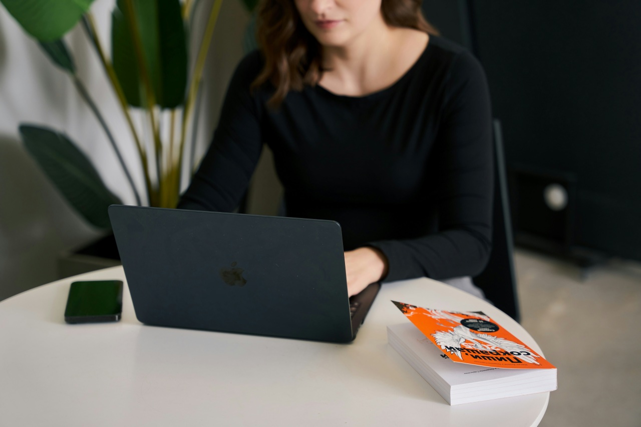Selbstständige Unternehmerin arbeitet konzentriert am Laptop — Human Design Business hilft dabei, die eigene Energie gezielt einzusetzen