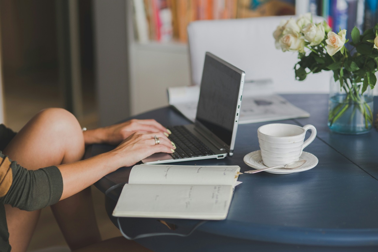Frau arbeitet am Laptop und plant ihr Business — mit Human Design im Business Entscheidungen treffen die sich stimmig anfühlen