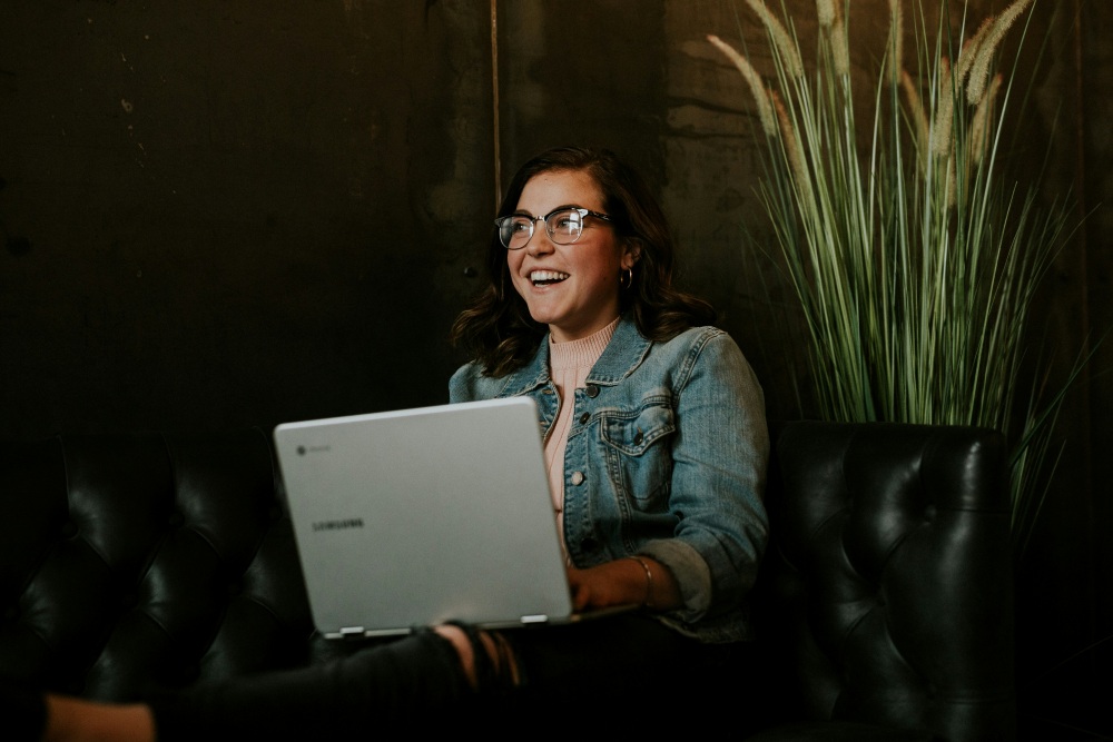 emotionale-autoritaet-human-design Frau gibt sich Zeit für eine Entscheidung – emotionale Human Design Autorität im Business