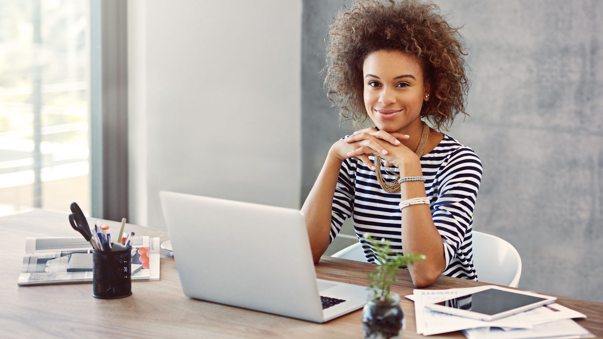 business-nach-human-design-energie Frau baut ihr Business im Einklang mit ihrer Human Design Energie auf