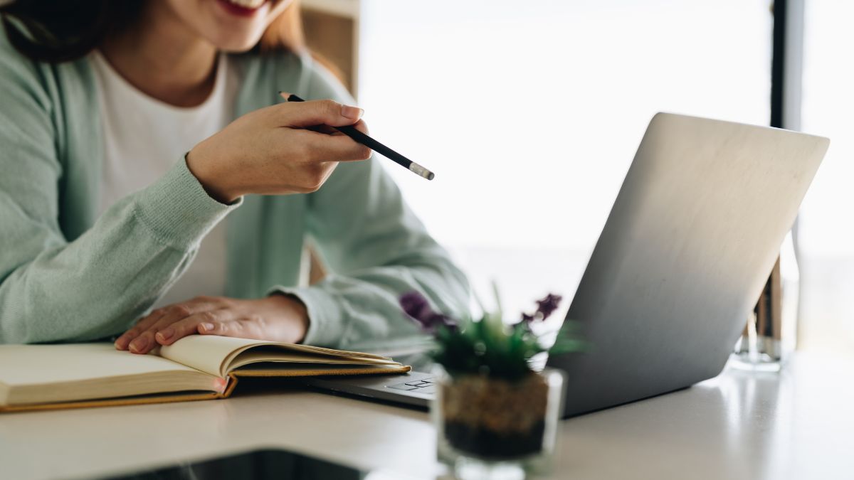 kunden-gewinnen-ohne-instagram-strategie Frau plant am Laptop ihre Wege zur Kundengewinnung ohne Instagram nach ihrem Human Design