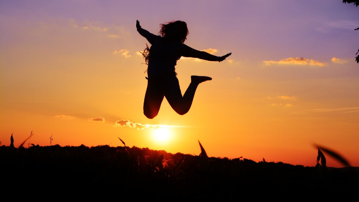 kunden-ohne-instagram-freiheit Frau springt bei Sonnenuntergang in die Luft – Freiheit durch Kundengewinnung ohne tägliches Posten